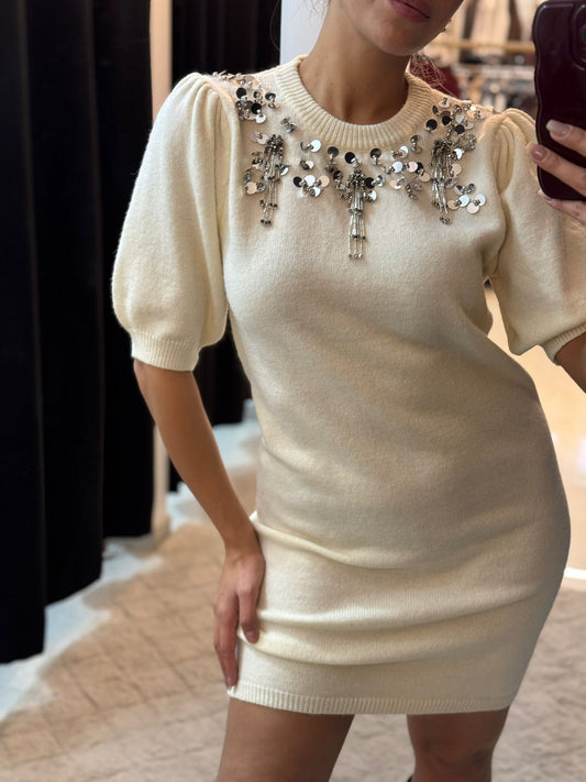 שמלת סריג בשילוב אקססוריז