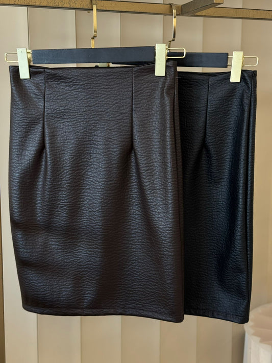 חצאית דמוי עור