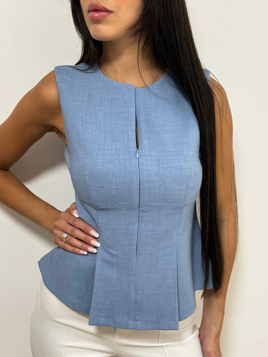 ווסט מתרחבת עם רוכסן בדוגמנית מידה 36