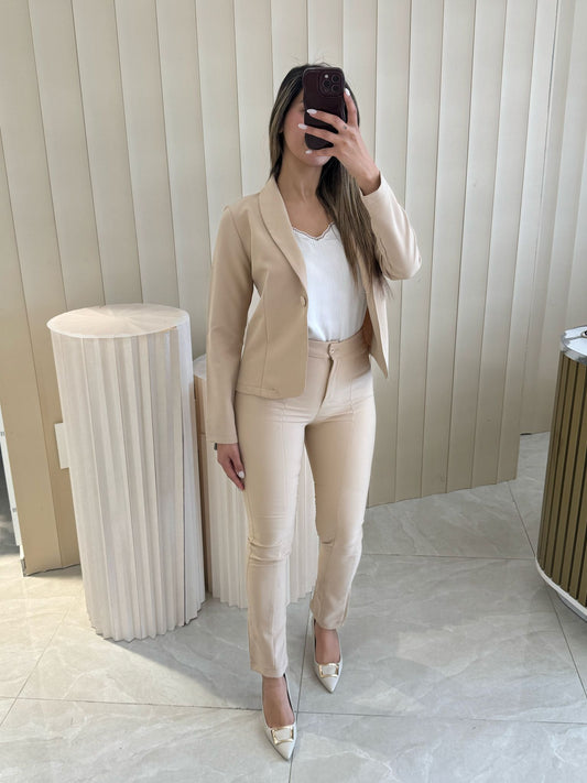 חליפה אלגנטית