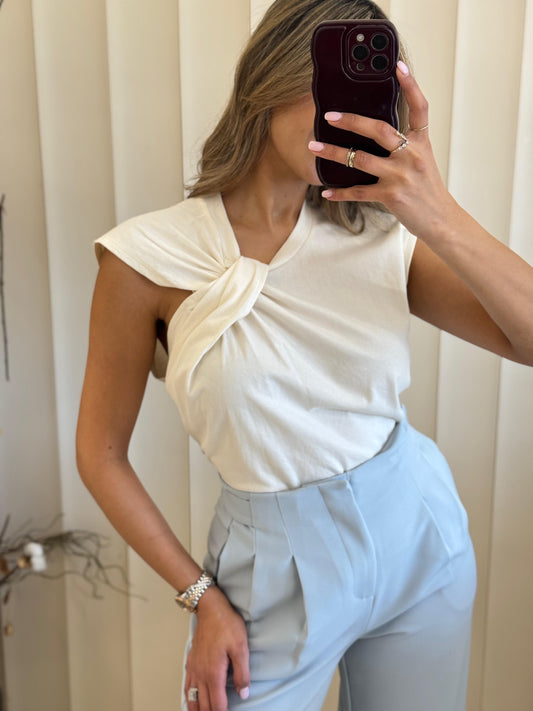 חולצה בייסיק עם כיווץ