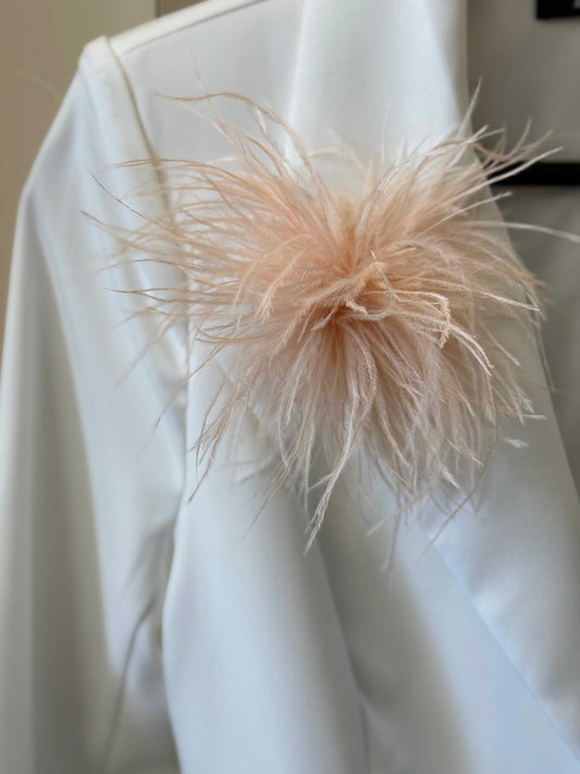 סיכה מעוצבת בצורת פרח עם אבנים נוצצות