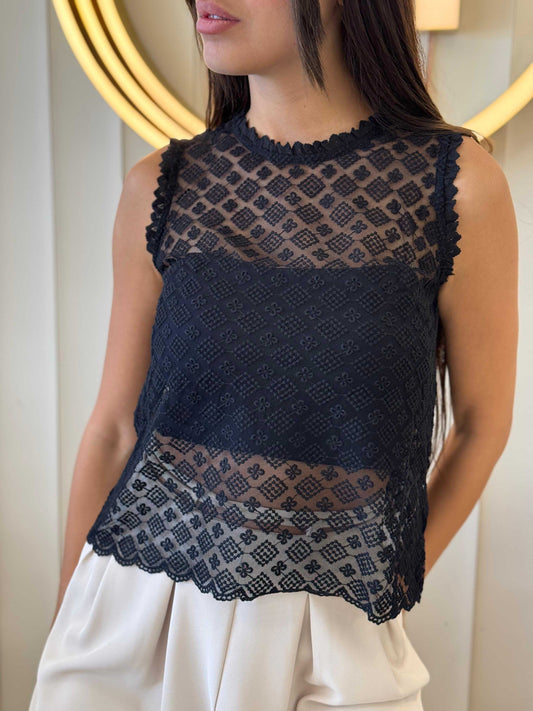 דוגמנית לובשת חולצת תחרה שקופה מידה S