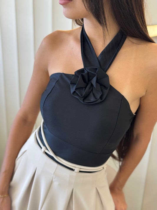 חולצה בד מבריק צמודה על דוגמנית במידה S