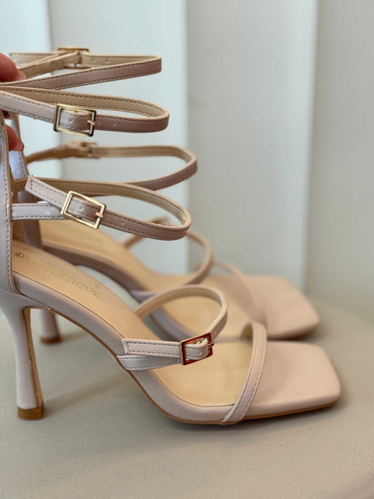 סנדל עקב גבוה עם עקב של 10 ס"מ