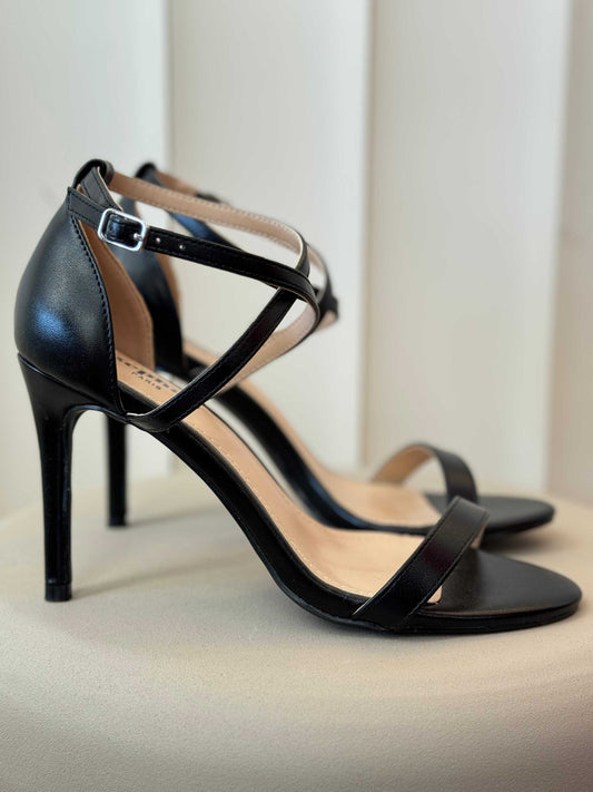 סנדל עקב עם עקב 11 ס"מ בעיצוב אלגנטי