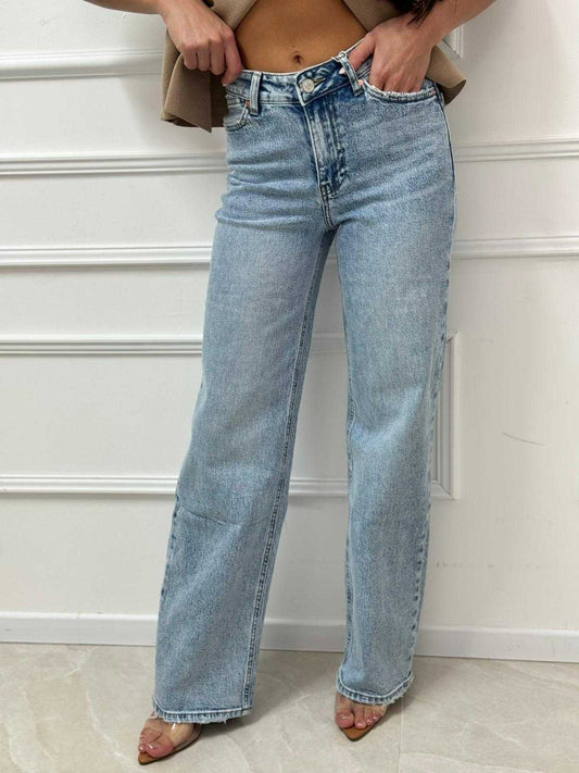 דוגמנית לובשת גינס מידה XS