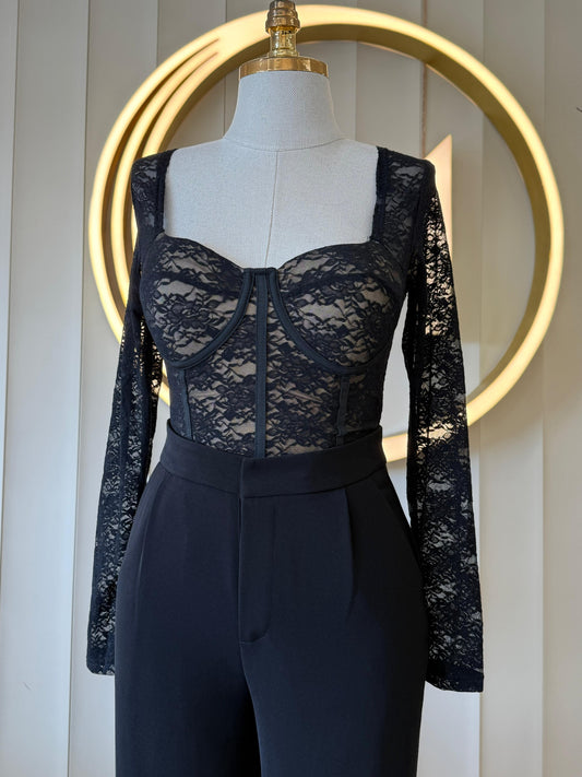 חולצת תחרה עם קאפים