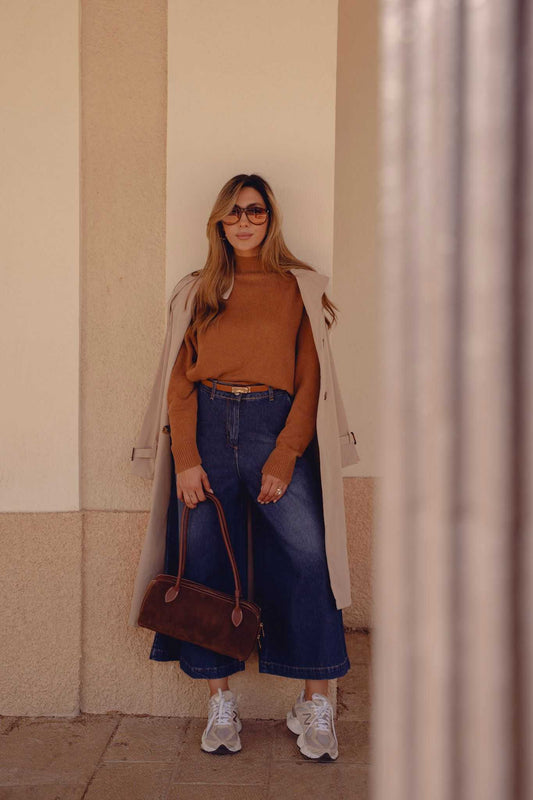 דוגמנית לובשת גינס גזרה רחבה מידה XS