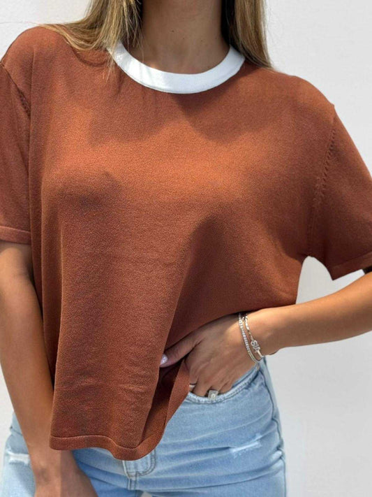 חולצת בייסיק עם פס לבן וקווים פשוטים לעיצוב יומיומי