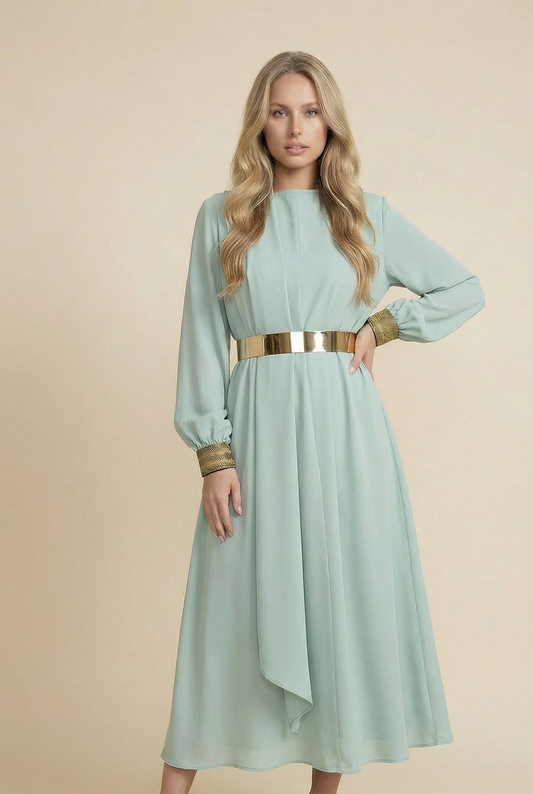 עבאיה אלגנטית עם שרוולי זהב וצעיף תואם