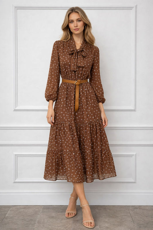 שמלת שיפון מנוקדת עם חגורה