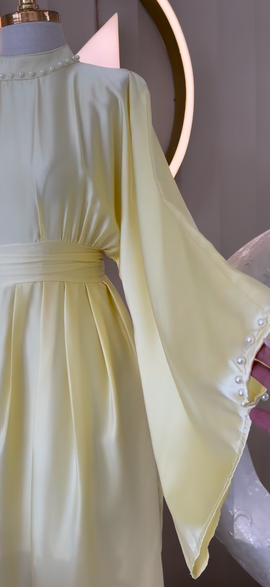 שמלת מידי צהובה אלגנטית עם צווארון פנינים