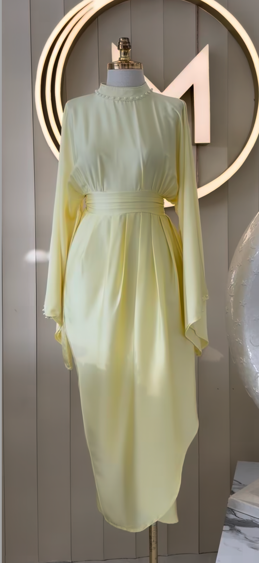שמלת מידי צהובה אלגנטית עם צווארון פנינים