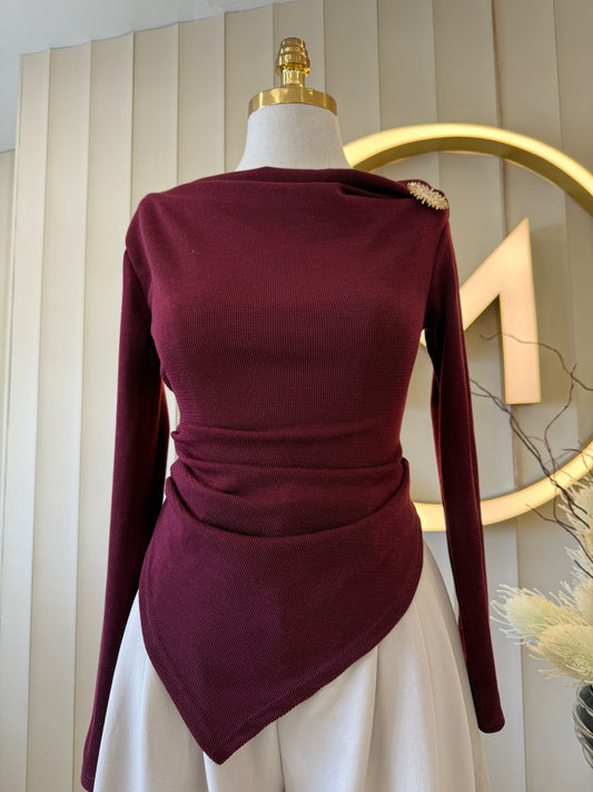 חולצה אי סימטרית עם אבזם