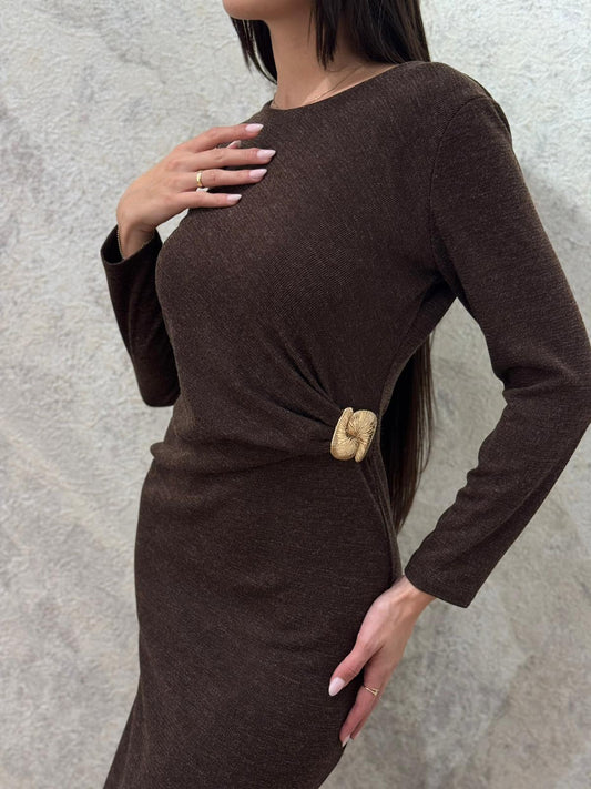 שמלה קלאסית מקסי עם אבזם