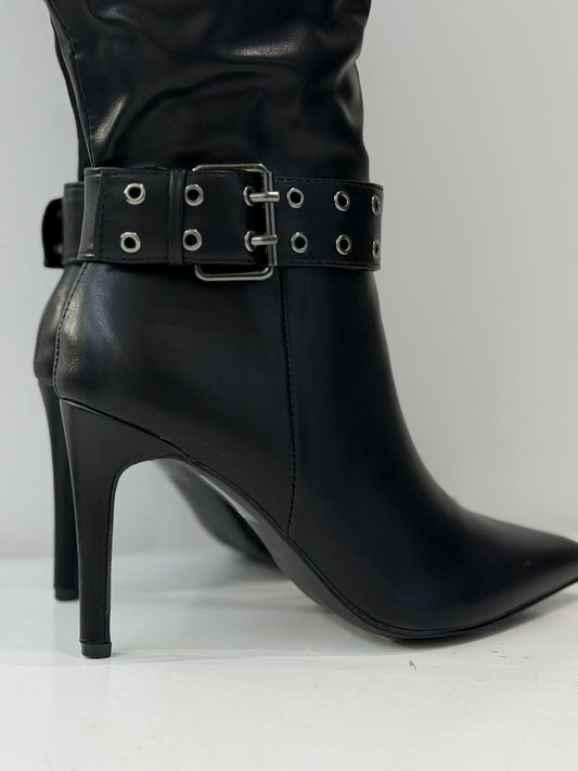 מגף עור קלאסי עם חגורה כסף