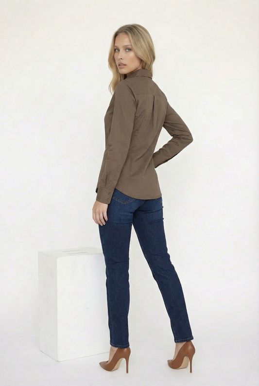 חולצת כפתורים קלאסית  בגזרה מחמיאה ונשית