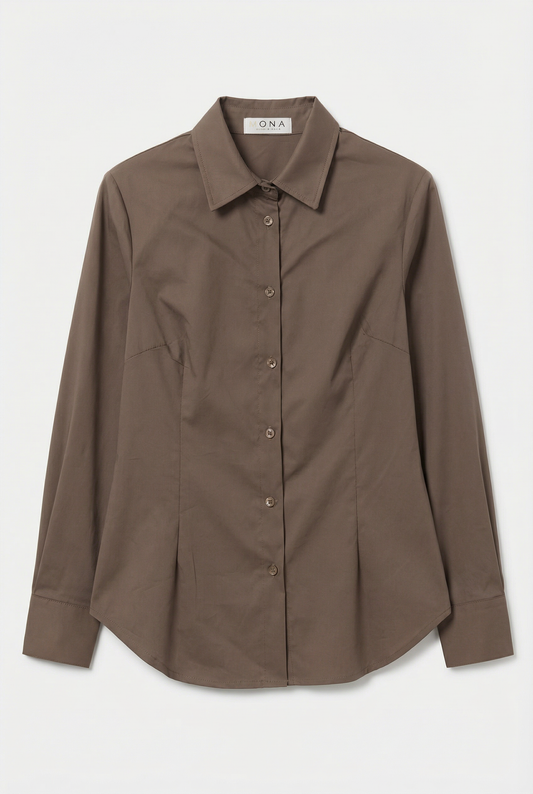 חולצת כפתורים קלאסית  בגזרה מחמיאה ונשית