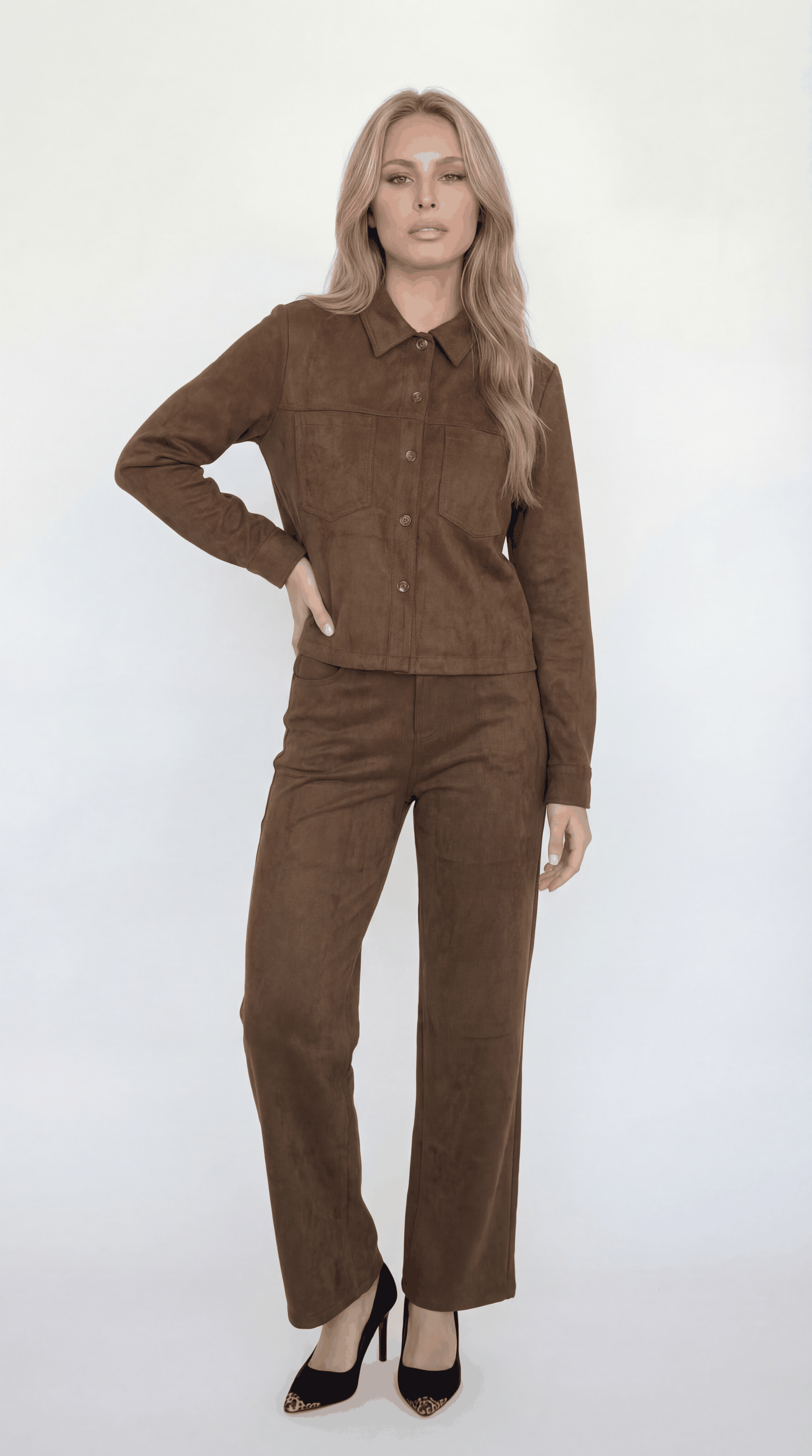 חליפת מכופתרת ומכנס זמש לנשים בעיצוב אלגנטי