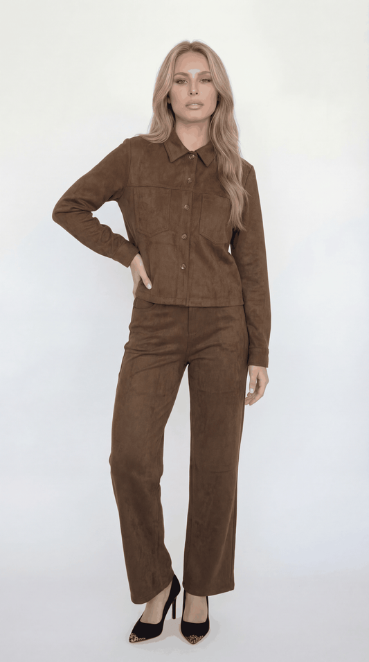 חליפת מכופתרת ומכנס זמש לנשים בעיצוב אלגנטי