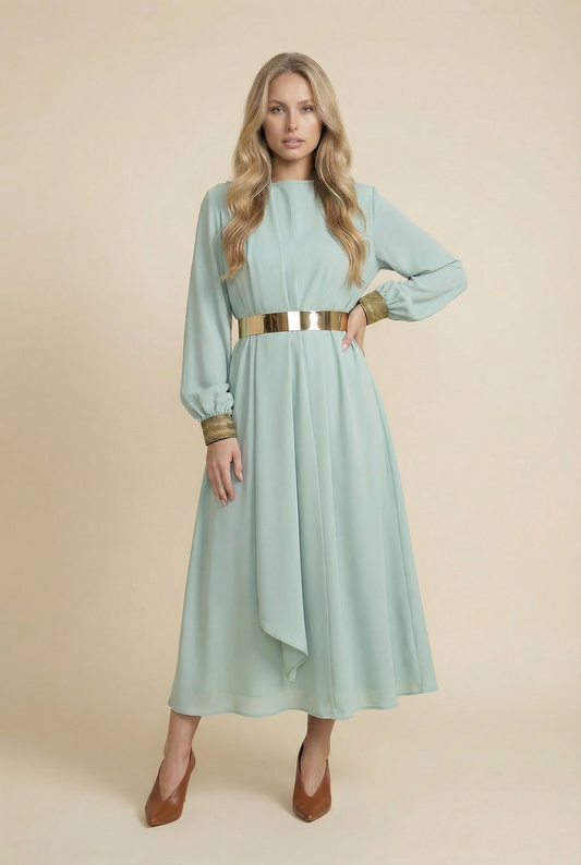 עבאיה אלגנטית עם שרוולי זהב וצעיף תואם