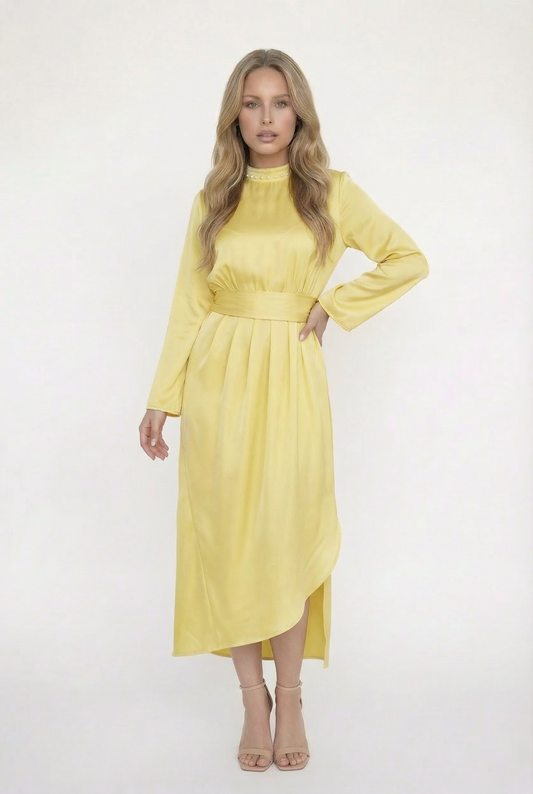 שמלת מידי צהובה אלגנטית עם צווארון פנינים