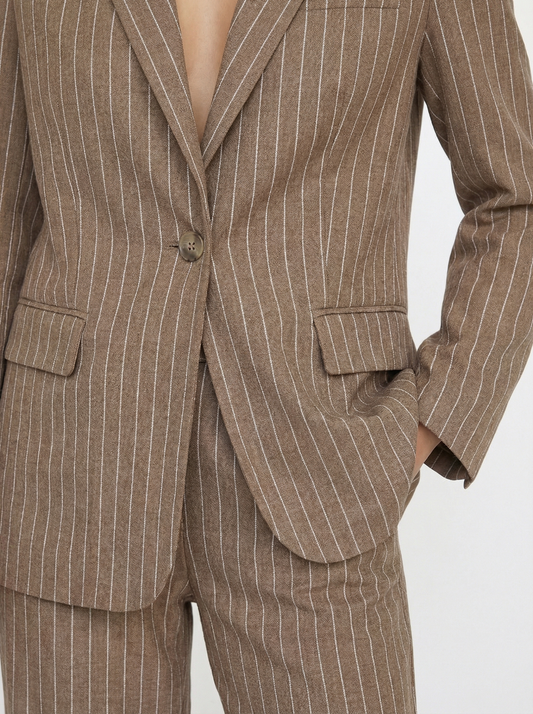 חליפת פסים חומה מחויטת